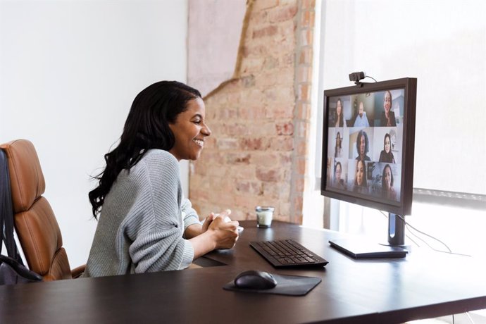 Archivo - Mujer delante de una pantalla de ordenador en una videoconferencia