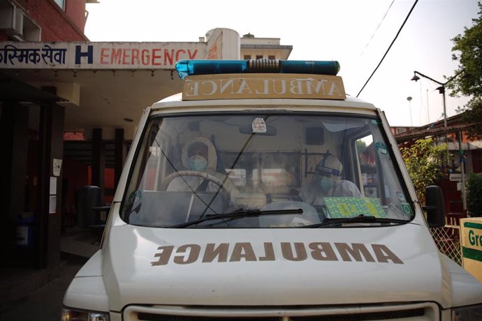 Archivo - Una ambulancia en un hospital de la capital de Nepal, Katmandú (archivo)