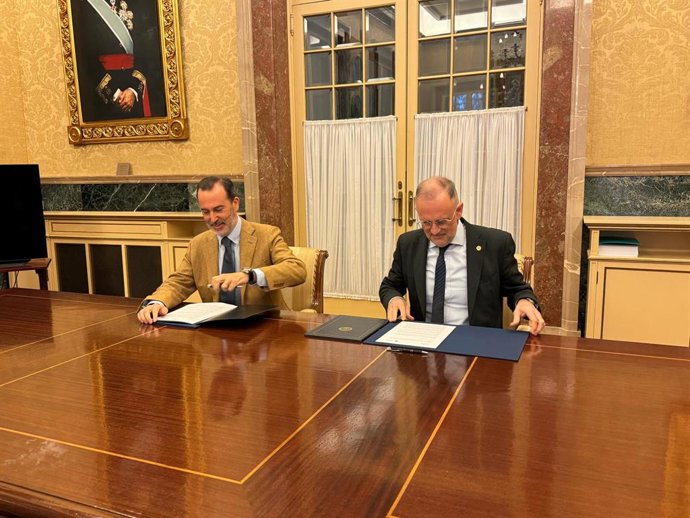 El presidente del Parlament, Gabriel Le Senne, y el rector de la UIB, Jaume Carot, en la firma del convenio de colaboración.