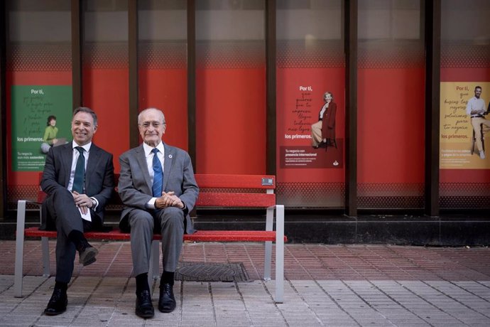 El alcalde de Málaga, Francisco de la Torre, y el director territorial de Banco Santander en Andalucía, Manuel de la Cruz.
