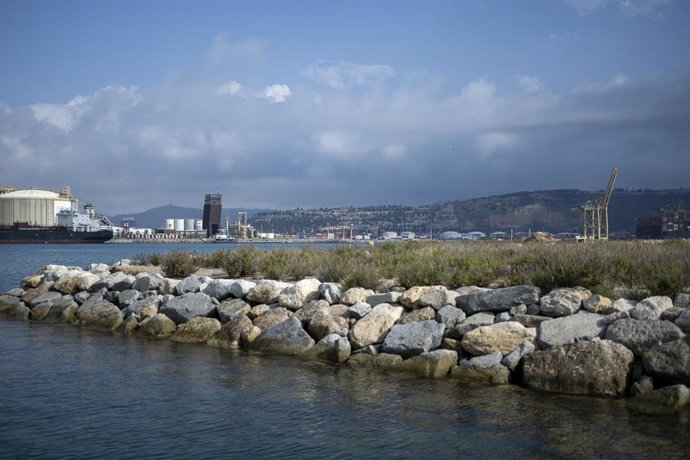 Archivo - Vista desde el mar del puerto de Barcelona