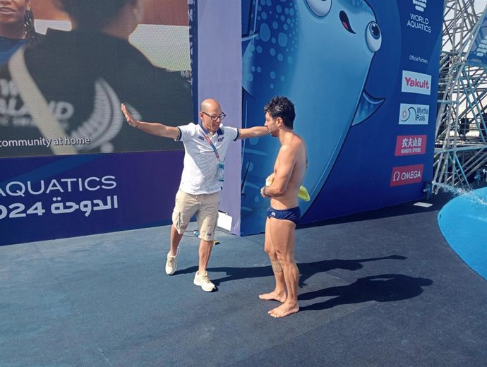 El saltador español Carlos Gimeno con su entrenador en el Campeonato del Mundo de Doha 2024