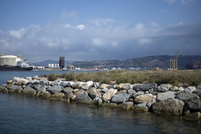 Archivo - Vista des del mar del Port de Barcelona