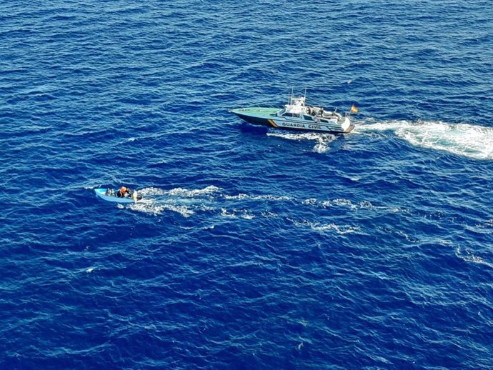 Archivo - Rescate de una patera en aguas de Cabrera.