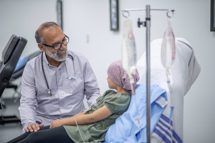 Archivo - Médico con niño con ccancer. Oncólogo.