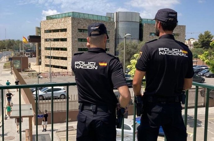 Archivo - Agentes de la Policía Nacional, en Ibiza.