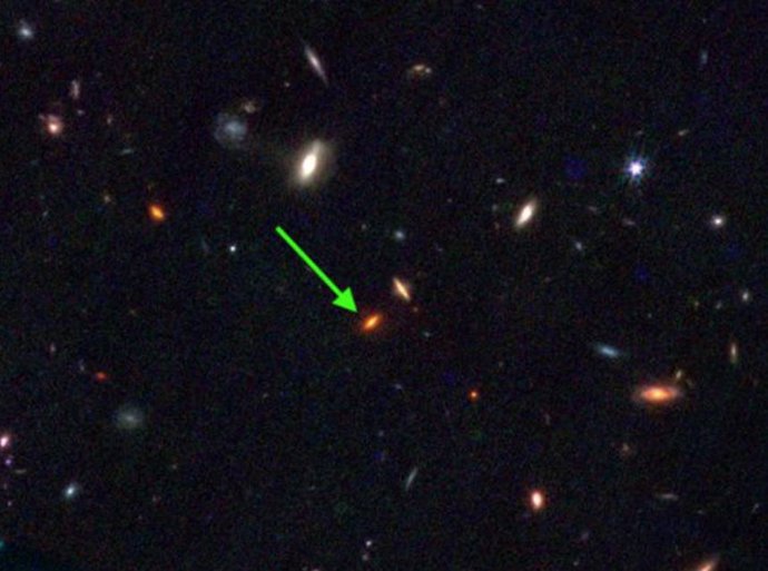 El análisis espectral de su luz con JWST reveló su naturaleza anómala: se formó hace unos 13 mil millones de años a pesar de que contiene unas 4 veces más masa en estrellas que nuestra Vía Láctea hoy.
