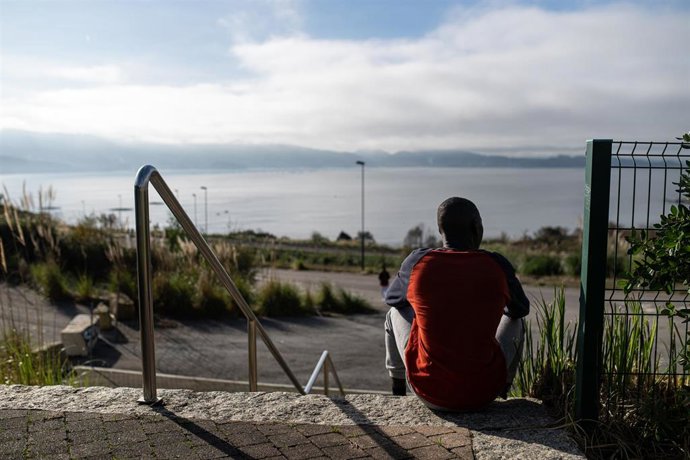 Archivo - Arquivo - Un dos migrantes procedentes de Canarias, na Casa de Cultura de Dorrón, a 17 de novembro de 2023, en Sanxenxo, Pontevedra, Galicia (España). A Casa de Cultura de Dorrón concedeu un espazo á ONG Accem para dar clases de español a