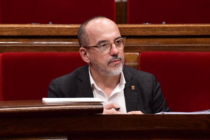 Archivo - El conseller de Derechos Sociales, Carles Campuzano, en el pleno del Parlament