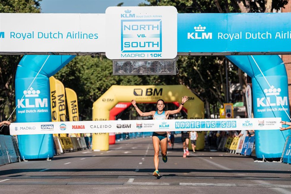 Archivo - La atleta española Lidia Campo, del equipo Hoka, ganadora de la carrera KLM Norte vs Sur de 2023 en Madrid.