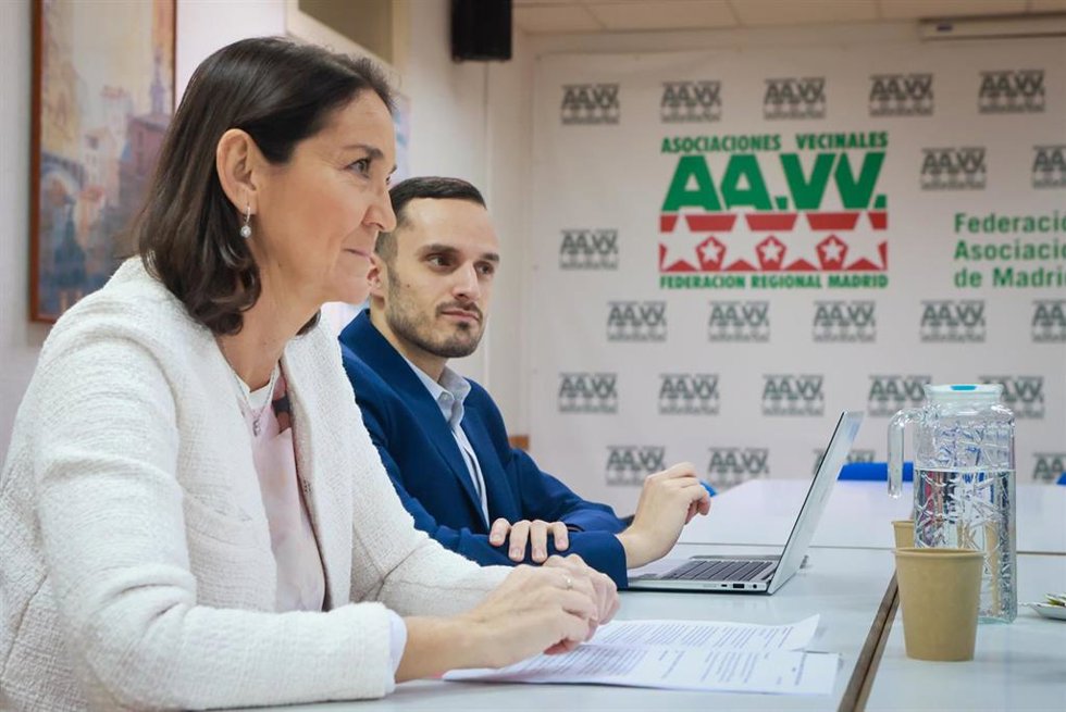 Archivo - La portavoz socialista en el Ayuntamiento de Madrid, Reyes Maroto, y el concejal Antonio Giraldo en la sede de la FRAVM