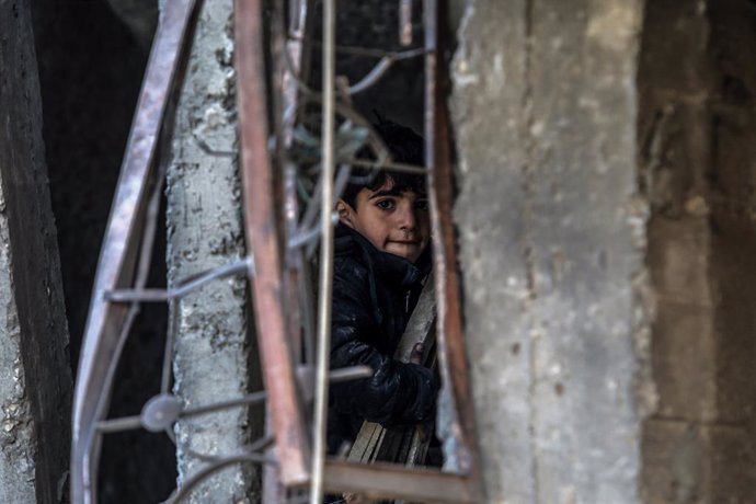12 February 2024, Palestinian Territories, Rafah: A Palestinian child inspects damaged buildings after Israeli airstrikes on Rafah, southern Gaza Strip. Photo: Abed Rahim Khatib/dpa