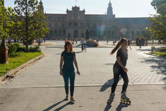 Archivo - Personas paseando por Sevilla, archivo 