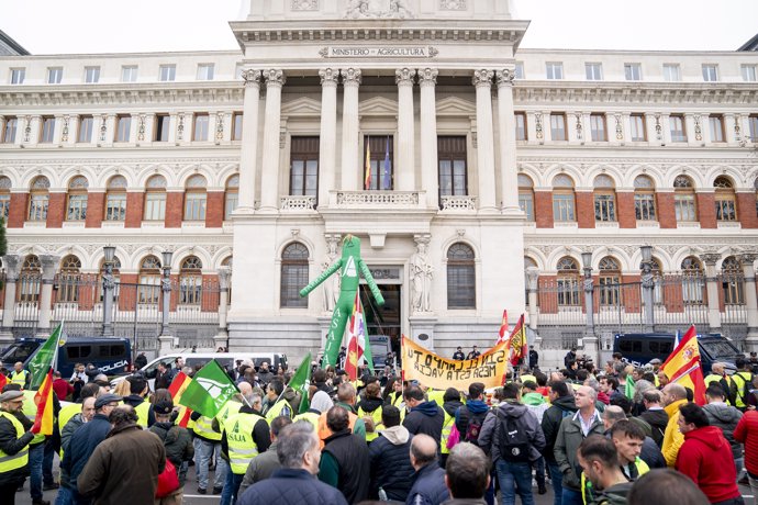 Agricultores y ganaderos sujetan pancartas durante una protesta ante el Ministerio de Agricultura, a 15 de febrero de 2024, en Madrid (España). 
