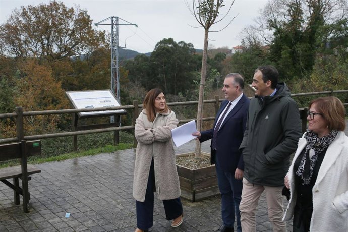 La presidenta, María José Sáenz de Buruaga; el consejero Roberto Media y el alcalde de Alfoz de Lloredo, Enrique Bretones, visitan la zona del mirador de Cóbreces donde habrá un área recreativa y aparcamiento