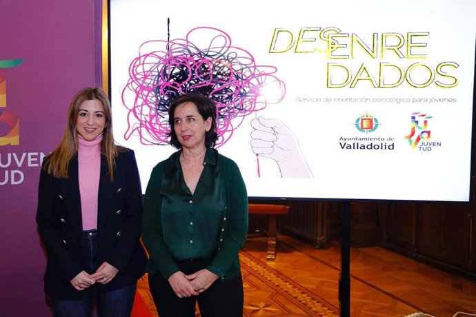 Carolina del Bosque (i) y Sonia Fernández de la Vega, durante la presentación del servicio.