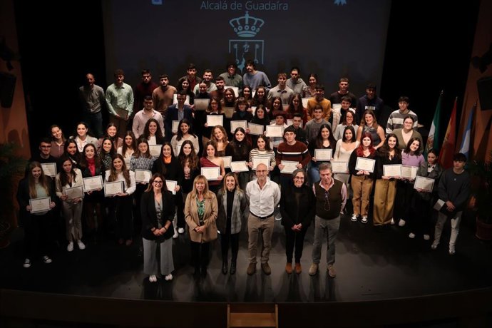 Alcalá de Guadaíra (Sevilla) entrega los Premios al Mérito Académico a más de 100 jóvenes que inician estudios superiores.