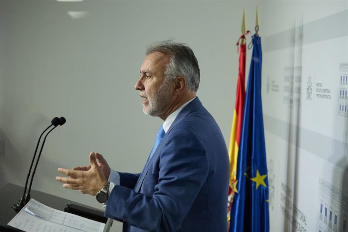 El ministro de Política Territorial y Memoria Democrática, Ángel Víctor Torres, ofrece una rueda de prensa para hacer balance de los acuerdos alcanzados con las comunidades autónomas en el Ministerio de Política Territorial y Memoria Democrática, a 15 d
