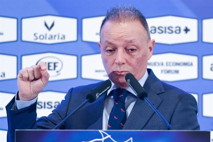 El presidente de la Confederación Empresarial de la Comunitat Valenciana (CEV), Salvador Navarro, interviene durante un desayuno informativo organizado por Fórum Europa en el Hotel Mandarin Oriental Ritz, a 15 de febrero de 2024, en Madrid (España).