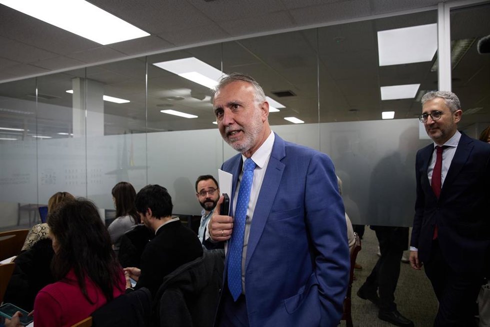 El ministro de Política Territorial y Memoria Democrática, Ángel Víctor Torres (c), a su llegada a una rueda de prensa para hacer balance de los acuerdos alcanzados con las comunidades autónomas en el Ministerio de Política Territorial y Memoria Democrá