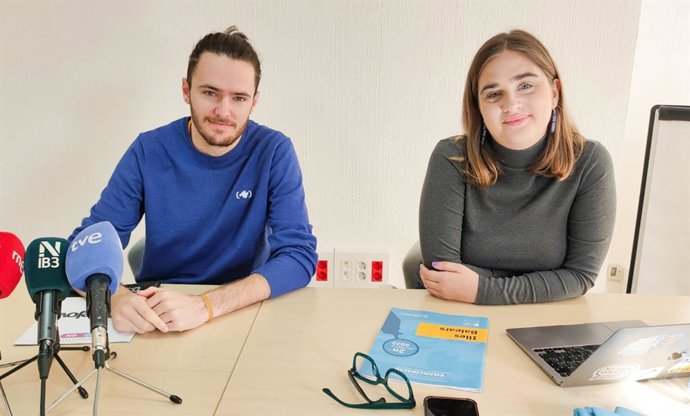 El presidente del Consell de la Joventut de les Illes Balears, Pau Emili Muñoz, y la presidenta del Consejo de la Juventud de España, Andrea Henry, este jueves durante la presentación del Observatorio de Emancipación de 2022.