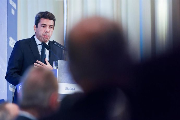El presidente de la Comunidad Valenciana, Carlos Mazón, interviene durante un desayuno informativo organizado por Fórum Europa en el Hotel Mandarin Oriental Ritz