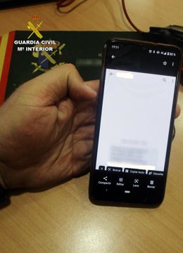 Imagen del móvil intervenido por la Guardia Civil en la operación