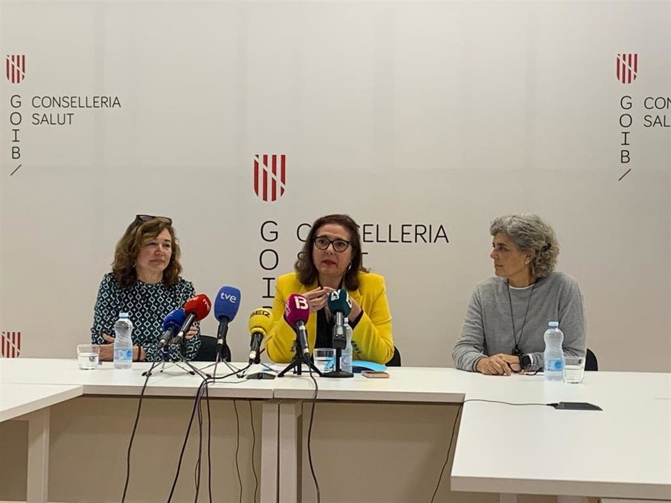 La directora general de Salud Mental, Alicia González, La consellera de Salud, Manuela García, y la coordinadora autonómica de Adicciones, Elena Tejera.