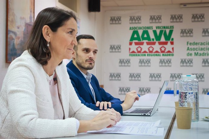 Archivo - Arxive - La portaveu socialista en l'Ajuntament de Madrid, Reyes Maroto, i el regidor Antonio Giraldo en la seu de la FRAVM