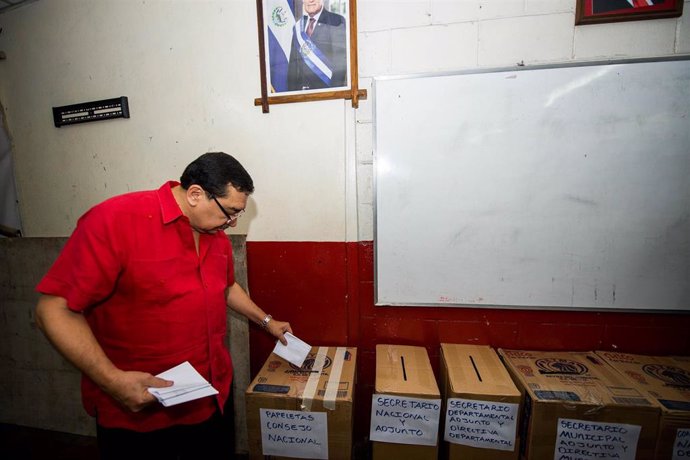 Archivo - Imagen de archivo de un hombre depositando su voto en El Salvador.