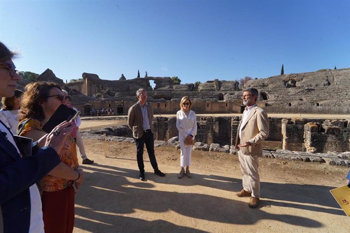 Archivo - Visita de una delegación internacional al conjunto arqueológico de Itálica organizada por la Asociación Cívica del Sur (Civisur) en junio de 2023