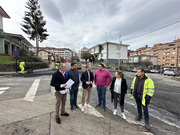 El alcalde de Siero, Ángel García, visita el inicio de las obras de pavimentación de varias calles de la zona este de Pola de Siero