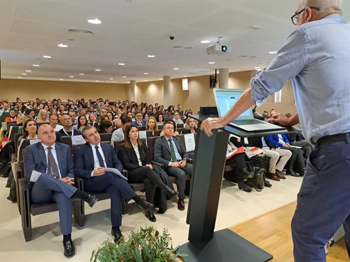 El presidente del Consell de Ibiza, Vicent Marí,  y el conseller de Educación del Govern, Antoni Vera, en el IV Congreso de la Federación de Directivos de Centros Públicos de Infantil y Primaria (Fedeip) en Ibiza.