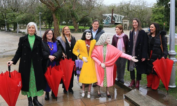 El candidato del PSdeG a la Presidencia de la Xunta, José Ramón Gómez Besteiro, con las cabezas de lista de la formación por las provincias gallegas y la presidenta del partido, Carmela Silva, junto a la estatua de las Dos Marías en Santiago