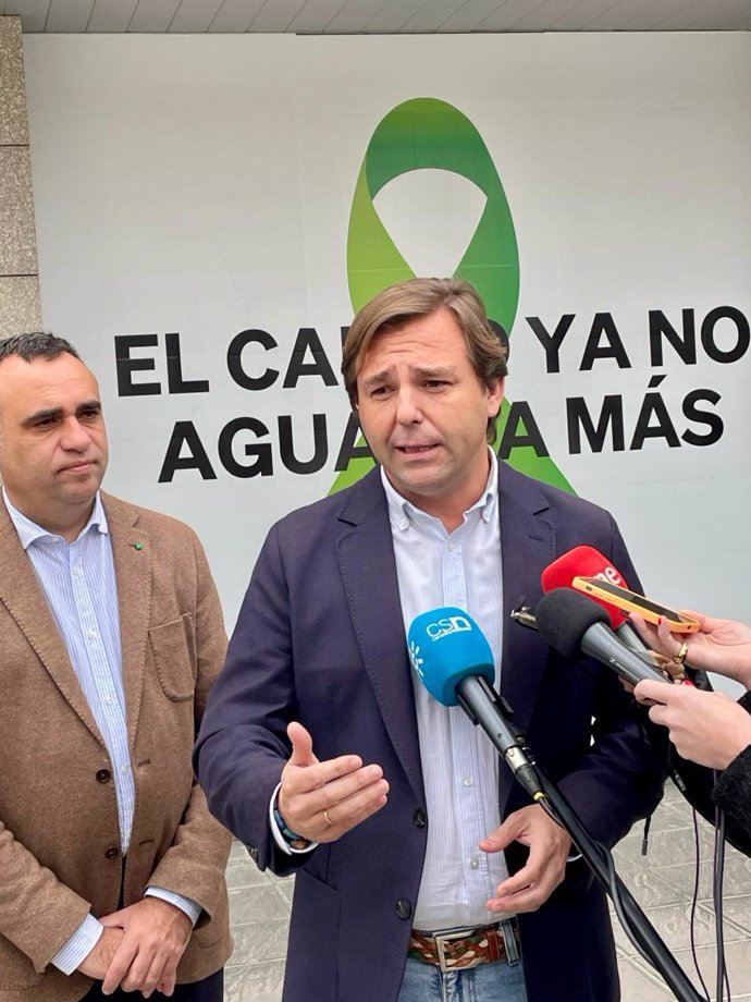 El secretario general del PP de Andalucía, Antonio Repullo, y el presidente provincial del partido en Granada, Francis Rodríguez.