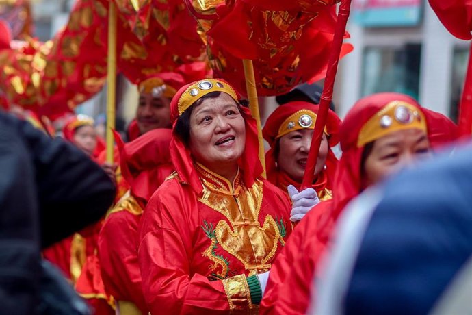 Una mujer durante el desfile de Año Nuevo Chino en el distrito de Usera