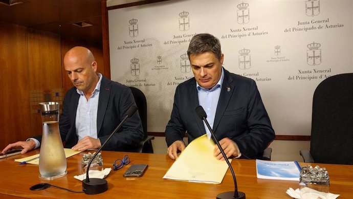 El diputado del PP en la Junta Pedro de Rueda y el concejal del PP de Avilés Carlos Fernández, en rueda de prensa.