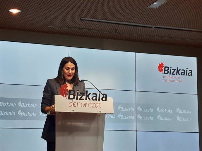 La portavoz de la Diputación de Bizkaia, Leixuri Arrizabalaga, en rueda de prensa.