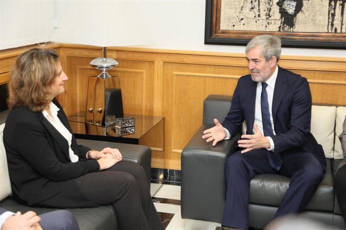 La vicepresidenta y ministra para la Transición Ecológica y el Reto Demográfico, Teresa Ribera, y el presidente de Canarias, Fernando Clavijo, se reúnen en la sede de Presidencia del Gobierno de Canarias, a 15 de febrero de 2024, en Las Palmas de Gran C