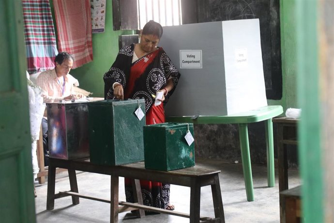Archivo - Imagen de archivo de una mujer votando en India. 