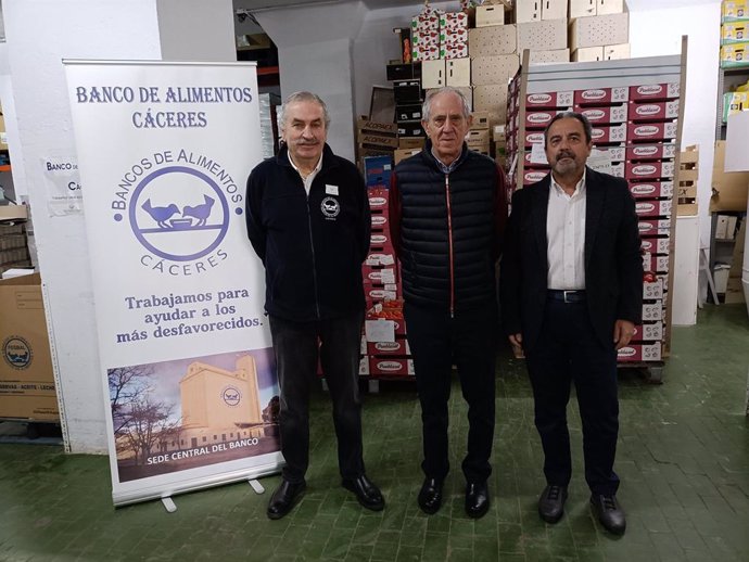 El presidente del Banco de Alimentos de Cáceres, Juan Carlos Fernández Rincón; el presidente de la Federación de Bancos de Alimentos de España (Fesbal), Pedro Llorca; y el director de Fesbal, Francisco Greciano