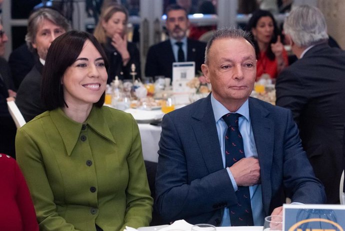 La ministra de Ciencia, Innovación y Universidades, Diana Morant  y el presidente de la Confederación Empresarial de la Comunitat Valenciana (CEV), Salvador Navarro, durante un desayuno informativo organizado por Fórum Europa en el Hotel Mandarin Orient