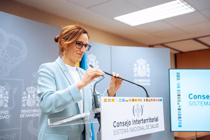 La ministra de Sanidad, Mónica García, ofrece una rueda de prensa tras el pleno del Consejo Interterritorial del Sistema Nacional de Salud (CISNS), en el Ministerio de Sanidad, a 9 de febrero de 2024, en Madrid (España). El Ministerio de Sanidad y las CCA