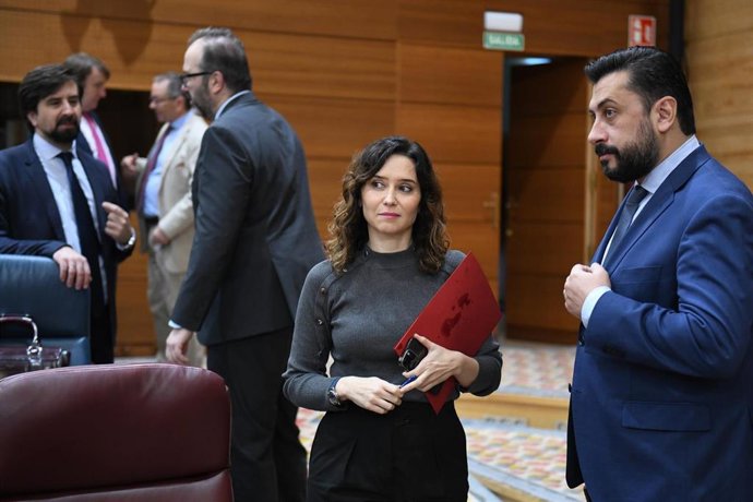 La presidenta de la Comunidad de Madrid, Isabel Díaz Ayuso, y el portavoz del Partido Popular en la Asamblea de Madrid, Carlos Díaz-Pache, durante un pleno en la Asamblea de Madrid, a 15 de febrero