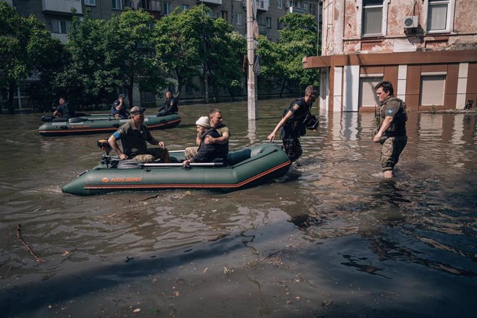 Archivo - Inundaciones tras la destrucción de la presa hidroeléctrica de de Kajovka.