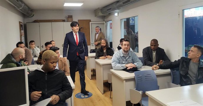 El consejero Borja Sánchez visita el centro de formación de Asturfeito