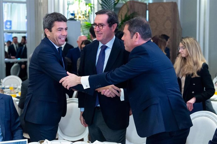 (I-D) El presidente de la Generalitat valenciana, Carlos Mazón; el presidente de la CEOE, Antonio Garamendi y el presidente de Cepyme, Gerardo Cuerva, durante un desayuno informativo organizado por Fórum Europa en el Hotel Mandarin Oriental Ritz, a 15 d