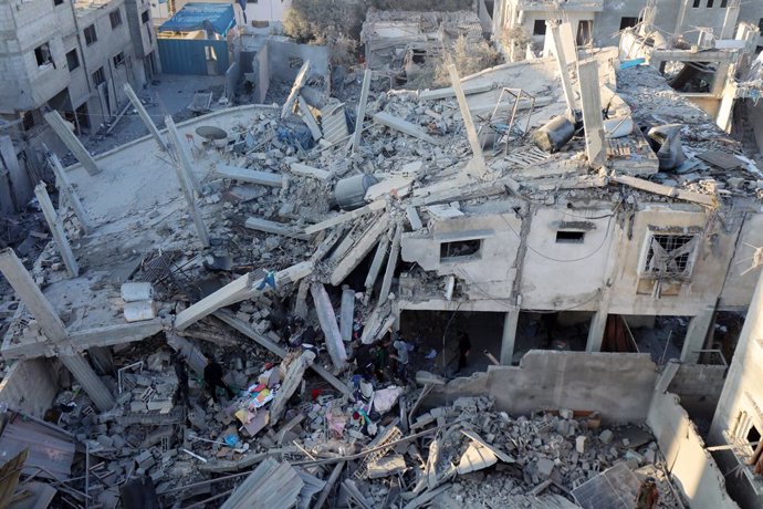 Archivo - Edificio destruido tras un bombardeo de Israel contra el campamento de refugiados de Nuseirat, en el centro de la Franja de Gaza (archivo)