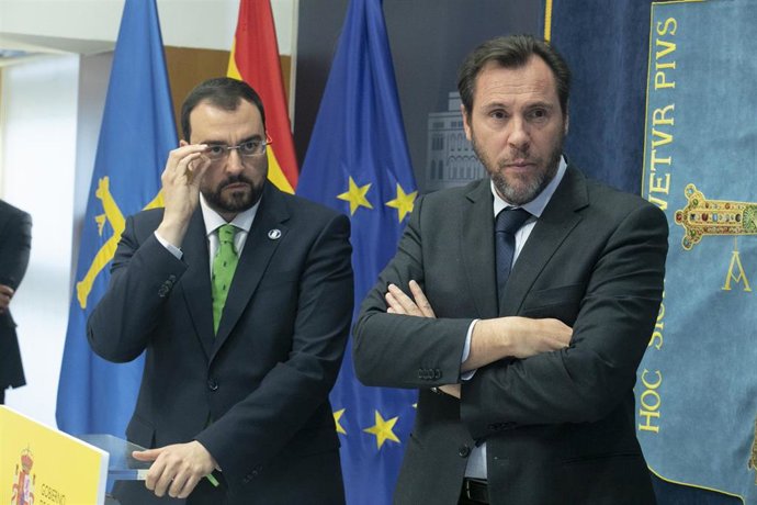 El presidente del Principado de Asturias, Adrián Barbón (i) y el ministro de Transportes y Movilidad Sostenible, Óscar Puente (d), durante una rueda de prensa tras su reunión, en la sede de la Presidencia del Principado de Asturias, a 15 de febrero de 2