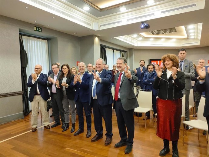 El ministro de Industria y Turismo, Jordi Hereu, junto al alcalde de Vigo, Abel Caballero, los candidatos del PSdeG Carlos López Fonto y Leticia Gallego, entre otros, en un acto sectorial en Vigo, a 15 de febrero de 2024.